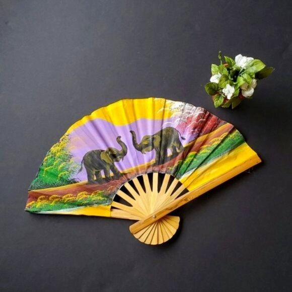 Decorative hand painted fan - Picture 1 of 8